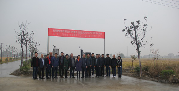 成人看片网站副總經理朱旭華(左二)為考察團一行詳細介紹了水稻病蟲害綠色防控設備 成人看片网站副總經理朱旭華(左二)為考察團一行詳細介紹了水稻病蟲害綠色防控設備