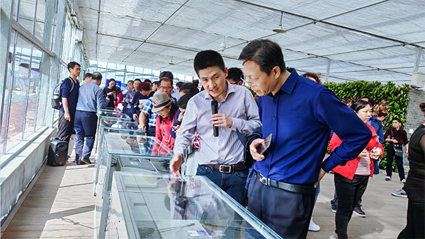 成人看片网站副總經理陳曦向培訓班介紹托普智能終端 成人看片网站副總經理陳曦向培訓班介紹托普智能終端