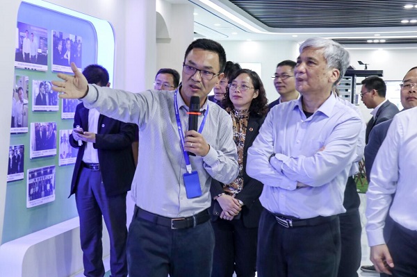 全國人大常委會副委員長丁仲禮蒞臨成人看片网站考察調研 全國人大常委會副委員長丁仲禮蒞臨成人看片网站考察調研