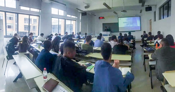 成人看片网站營銷中心副總監龍捷頻為培訓班作內容講解 成人看片网站營銷中心副總監龍捷頻為培訓班作內容講解