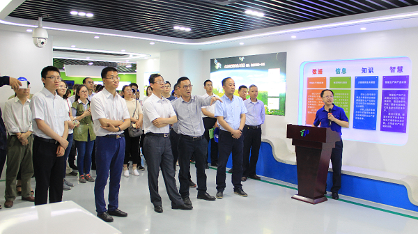 謝主任一行參觀成人看片网站展廳 謝主任一行參觀成人看片网站展廳