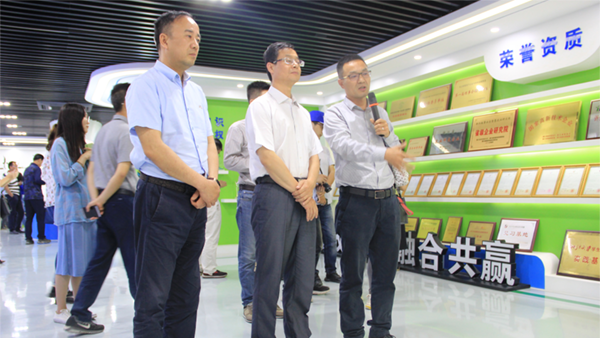 謝主任一行參觀成人看片网站展廳 謝主任一行參觀成人看片网站展廳