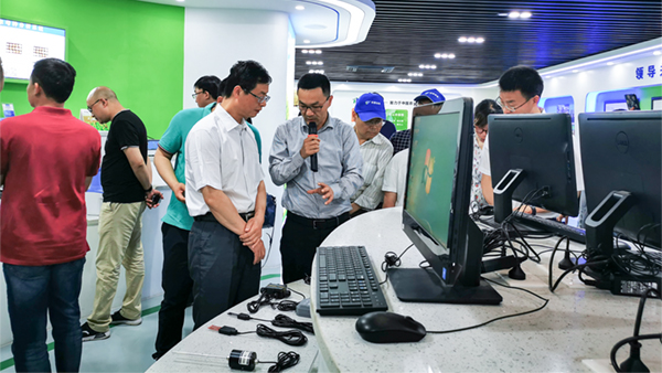 謝主任一行參觀成人看片网站展廳 謝主任一行參觀成人看片网站展廳