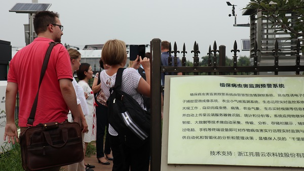 研修班一行來到由成人看片网站與蕭山農科所聯合搭建的現代農業產業園進行考察 研修班一行來到由成人看片网站與蕭山農科所聯合搭建的現代農業產業園進行考察