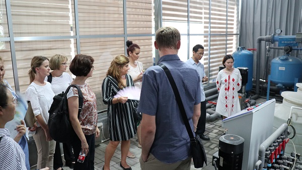 研修班一行來到由成人看片网站與蕭山農科所聯合搭建的現代農業產業園進行考察 研修班一行來到由成人看片网站與蕭山農科所聯合搭建的現代農業產業園進行考察