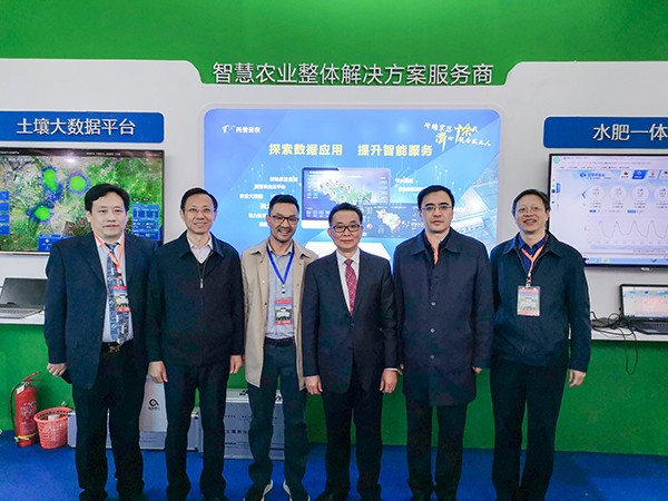 領導一行蒞臨成人看片网站展位 領導一行蒞臨成人看片网站展位