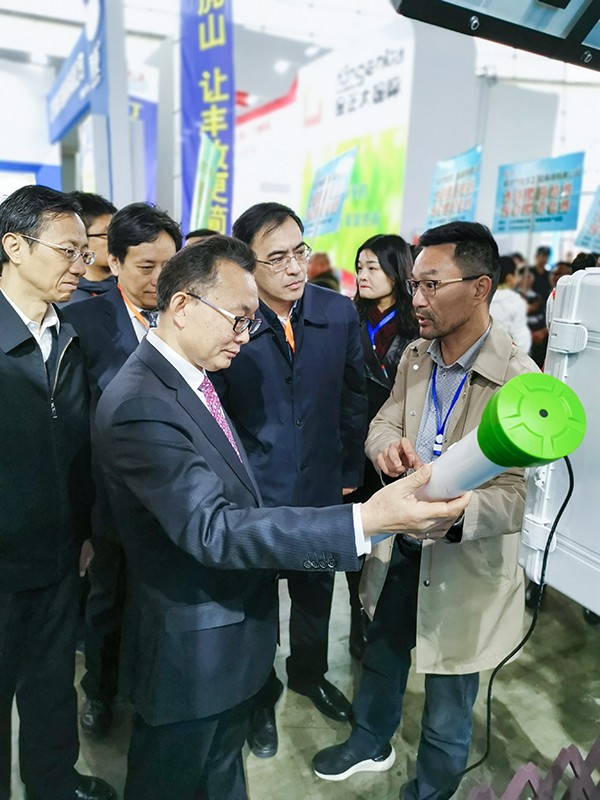 成人看片网站董事長陳渝陽向劉天金主任介紹智能成人看片软件下载墒情監測設備 成人看片网站董事長陳渝陽向劉天金主任介紹智能成人看片软件下载墒情監測設備