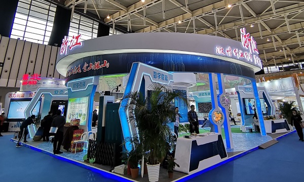 成人看片网站向現場的新農民與企業代表們展示了最新的相關技術產品與服務平台成果 成人看片网站向現場的新農民與企業代表們展示了最新的相關技術產品與服務平台成果