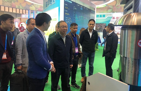 托普工作人員介紹智能裝備 托普工作人員介紹智能裝備