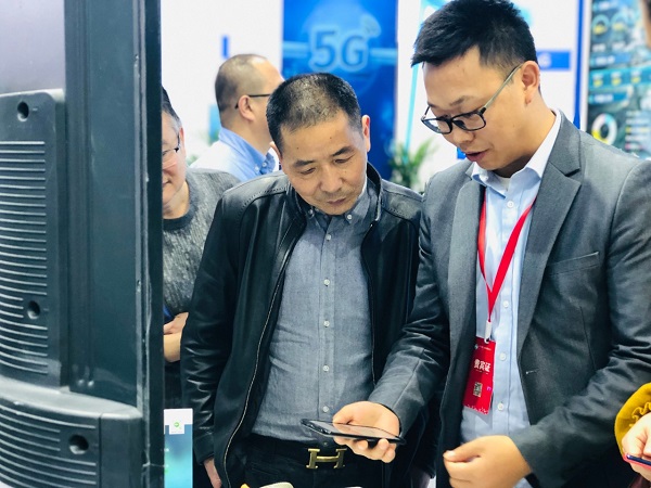 成人看片网站技術人員為用戶演示見蟲APP 成人看片网站技術人員為用戶演示見蟲APP