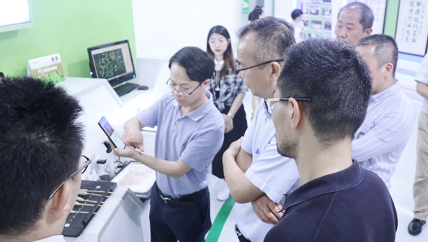 杭州市科技局局長趙喜凱一行蒞臨成人看片网站考察調研1 杭州市科技局局長趙喜凱一行蒞臨成人看片网站考察調研1