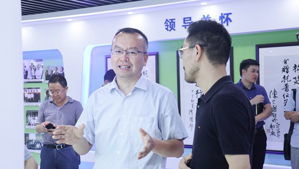 趙喜凱局長參觀成人看片网站展廳 趙喜凱局長參觀成人看片网站展廳