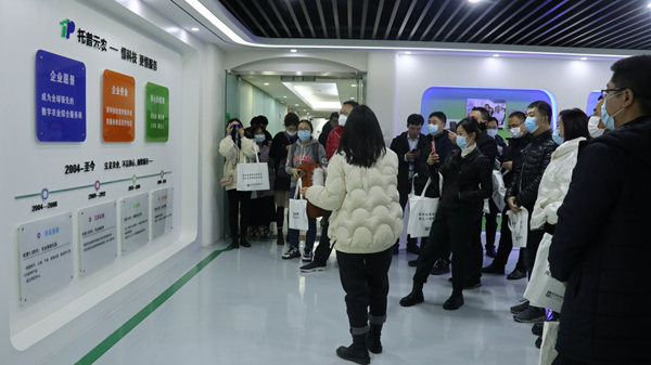 工作人員介紹公司情況 工作人員介紹公司情況