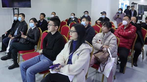 學員們聽取重大病蟲害物聯網智能檢測係統介紹 學員們聽取重大病蟲害物聯網智能檢測係統介紹