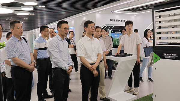 謝建華主任一行還參觀了成人看片网站智慧展廳 謝建華主任一行還參觀了成人看片网站智慧展廳