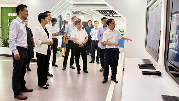 省科技廳黨組書記何杏仁一行赴成人看片网站調研農業科技工作 省科技廳黨組書記何杏仁一行赴成人看片网站調研農業科技工作