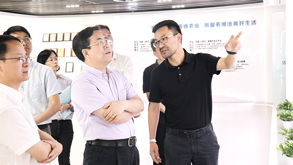 應義斌教授一行參觀成人看片网站數字三農展廳 應義斌教授一行參觀成人看片网站數字三農展廳