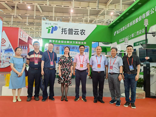 領導一行蒞臨成人看片网站展位 領導一行蒞臨成人看片网站展位