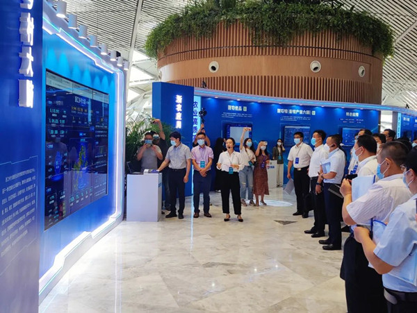 與會領導參觀“浙江鄉村大腦”建設情況 與會領導參觀“浙江鄉村大腦”建設情況